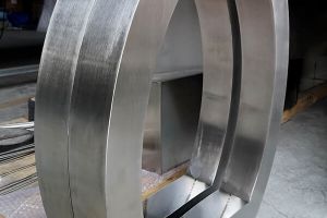 不銹鋼加工 不銹鋼現已成為缺一不可的建筑材料
