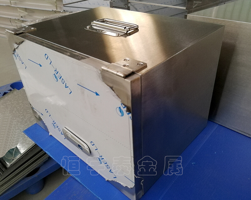 采用不銹鋼進(jìn)行外殼和機(jī)箱的加工設(shè)計(jì)